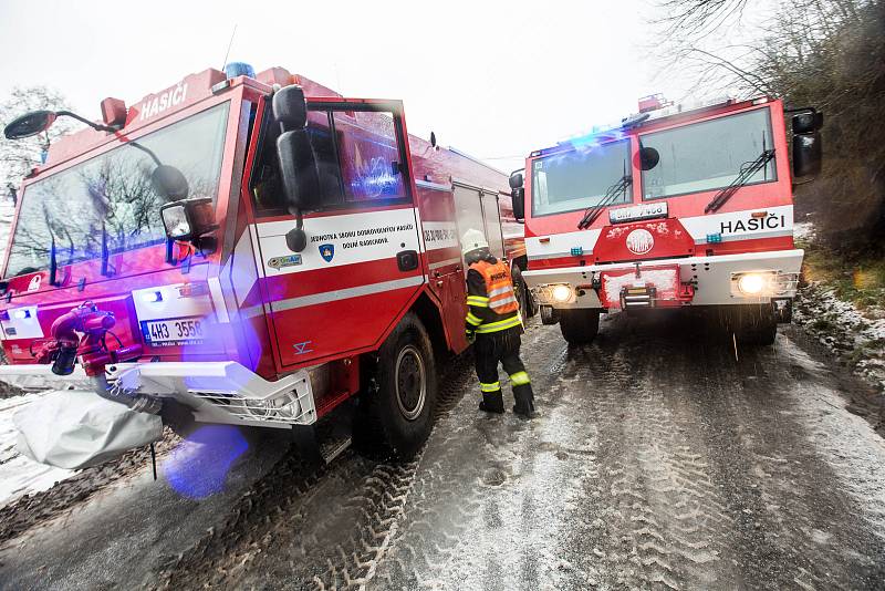 Sněhová kalamita na Královérahdecku. Zapadlý autobus hrozil pádem v obci Dolní Rybníky na Náchodsku z kopce museli ho vyprostit hasiči.