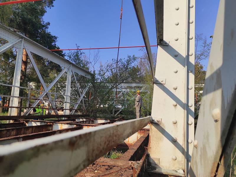 Po čtyřech letech skladování ve Svinarech míří dvě torza (14 a 22 metrů) původního mostu plukovníka Šrámka na hradecké letiště.