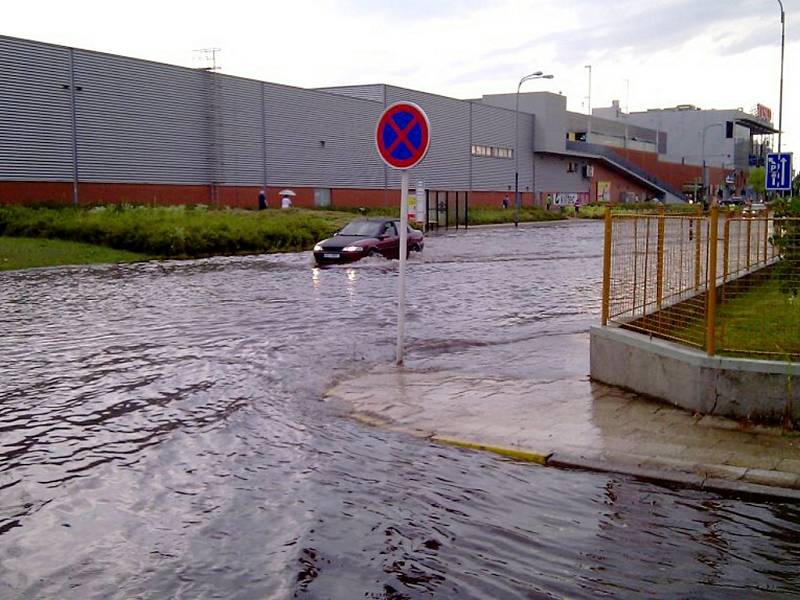 Vodní živel řádil také u hradeckého obchodního centra Futurum.