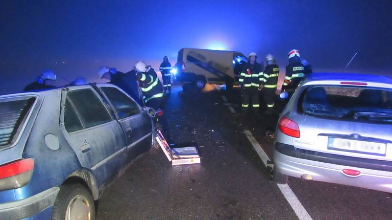 Po nehodě tří osobních vozidel museli hasiči vyprošťovat jednu osobu.