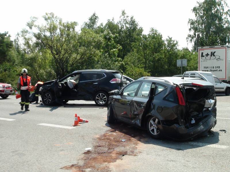 Dopravní nehoda tří osobních automobilů na silnici číslo 11 pří výjezdu z Hradce Králové směrem na Blešno.