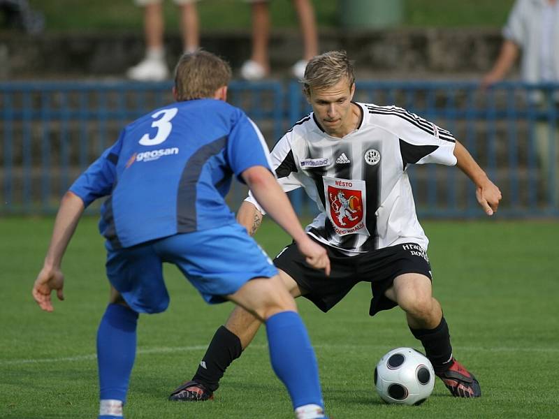 Fotbalisté FC Hradec Králové B (v černobílém) utrpěli v Kolíně debakl.