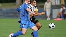 Fotbalisté FC Hradec Králové B (v černobílém) utrpěli v Kolíně debakl.