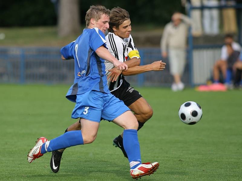 Fotbalisté FC Hradec Králové B (v černobílém) utrpěli v Kolíně debakl.