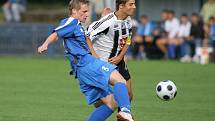 Fotbalisté FC Hradec Králové B (v černobílém) utrpěli v Kolíně debakl.