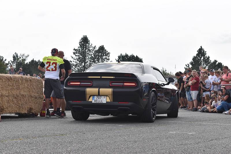 Pět stovek amerických korábů silnic se sjelo na sraz osmiválců Hradecká V8 na hradecké letiště.