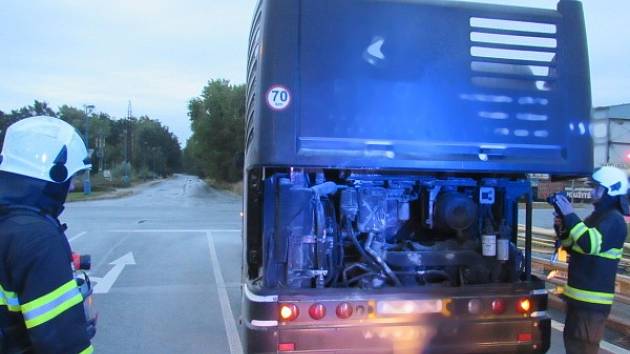 Požár motoru autobusu MHD v Březhradu.