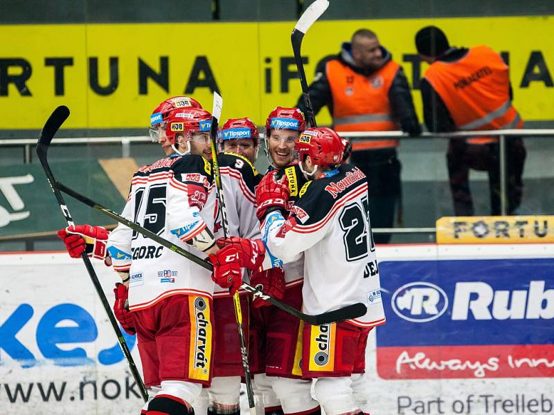 Hokejová extraliga: Mountfield HK - Piráti Chomutov.