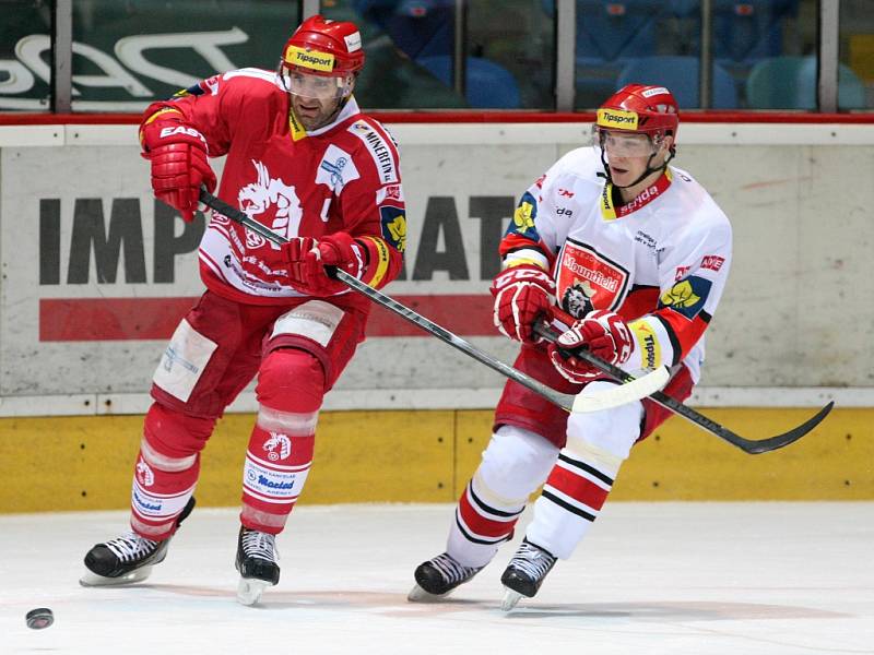 Hokejová extraliga: Mountfield HK - HC Oceláři Třinec.