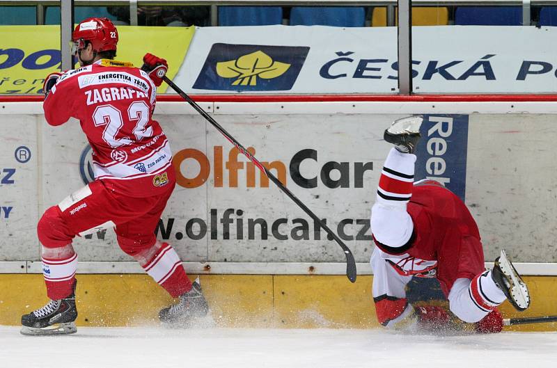 Hokejová extraliga: Mountfield HK - HC Oceláři Třinec.