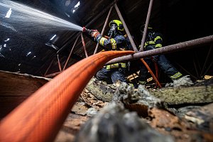 Požár haly ve Svinarech likvidovalo sedm jednotek hasičů.