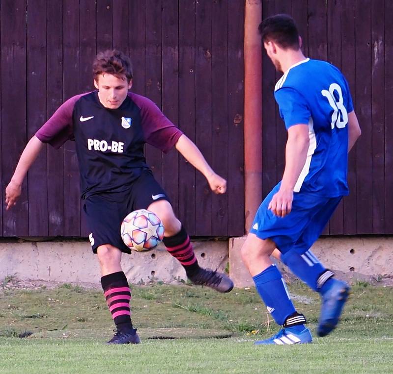 ŠLÁGR PŘEBORU. Fotbalisté Dohalic (v modrém) si dojeli pro cenné tři body do Prasku, kde po boji zvítězili 4:2. Foto: Lubomír Douděra