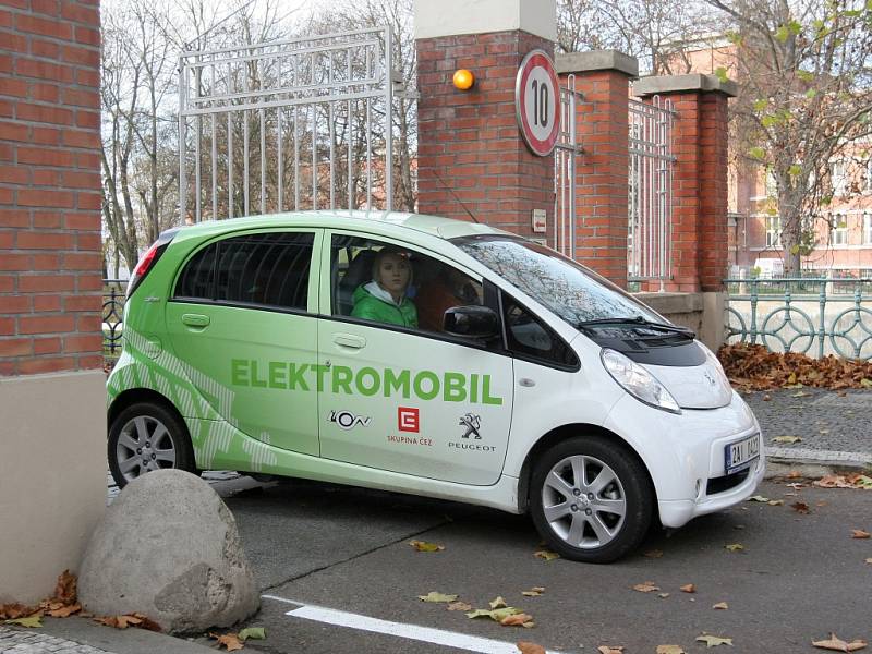 Předváděcí jízda elektromobilu v Hradci Králové.