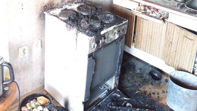 FOTO: Vaření se vymklo z rukou. Podívejte se, jak v Chlumu oheň zpustošil kuchyň