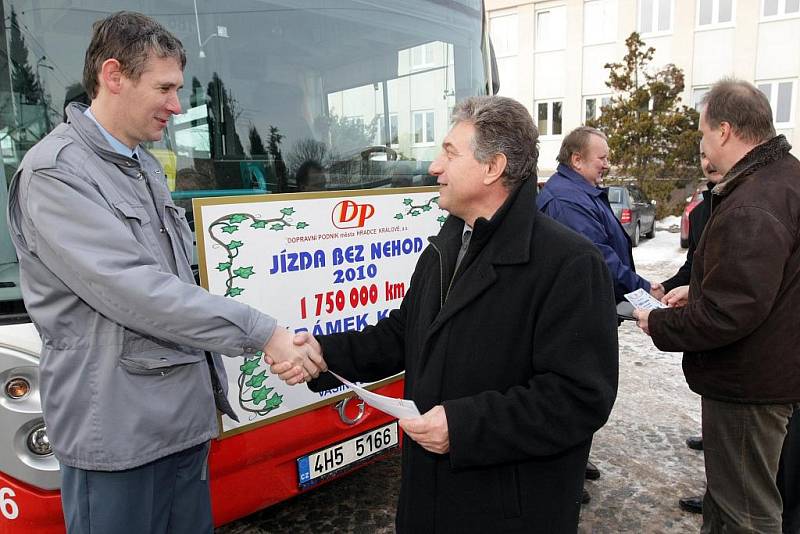 Dopravní podnik ocenil 17. prosince další tři rytíře silnic, kteří ujeli za volantem autobusu nebo trolejbusu vysoký počet kilometrů bez nehody