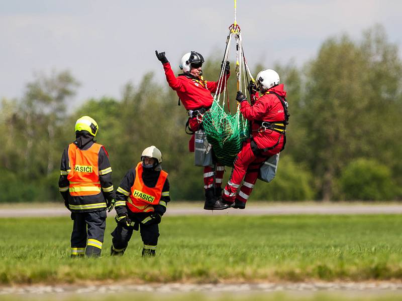 Helicopter show na letišti v Hradci Králové.