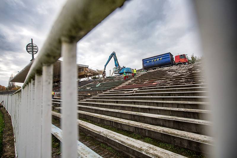 Demolice hradeckého stadionu v roce 2017