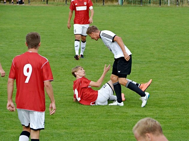 Devatenáctiletý třebešský útočník Michal Ryšavý (v červeném během zápasu ve Vysoké nad Labem).