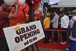 Zhruba dvě stovky lidí si nenechaly ujít otevření první pobočky Burger King v Hradci Králové.