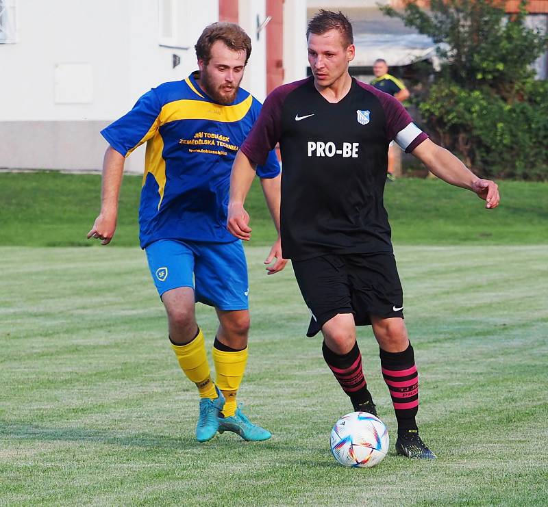 ŠLÁGR OKRESNÍHO PŘEBORU. Fotbalisté Prasku (v tmavém)  v souboji o čelo tabulky porazili Roudnici B 1:0.