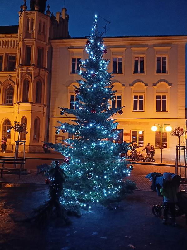 První ročník akce Jarmark na radnici zahájil v Novém Bydžově vánoční svátky.