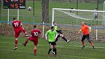 Fotbalisté jaroměřského nováčka (v červenobílém) na závěr podzimu porazili Jičín 3:1.