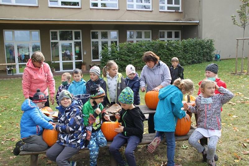 Kuklenskou školu ozdobily dýně.