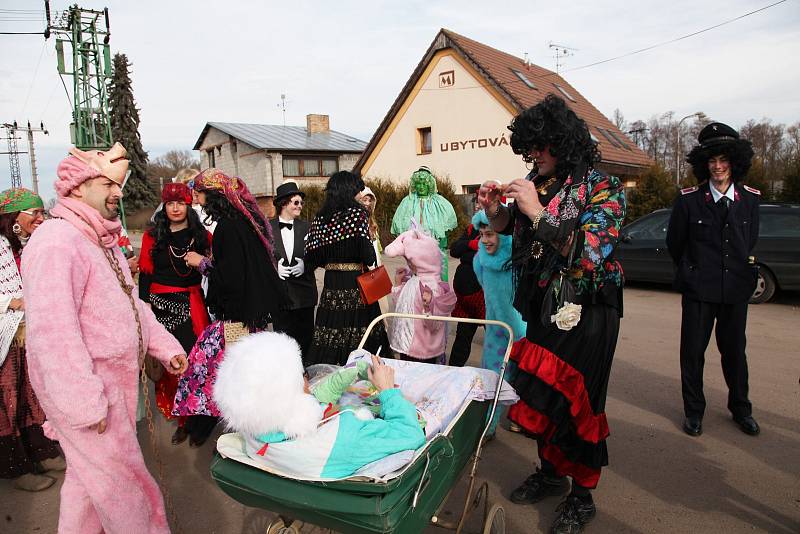 Masopustní průvod v Lochenicích.