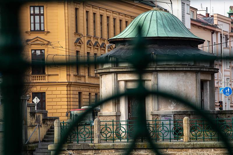 Kiosky u Pražského mostu v Hradci Králové.