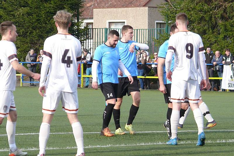 Krajský přebor: Police nad Metují (v bílém) - Solnice 0:2