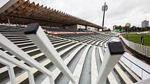 Rekonstruovaná východní tribuna královéhradeckého fotbalového stadionu.