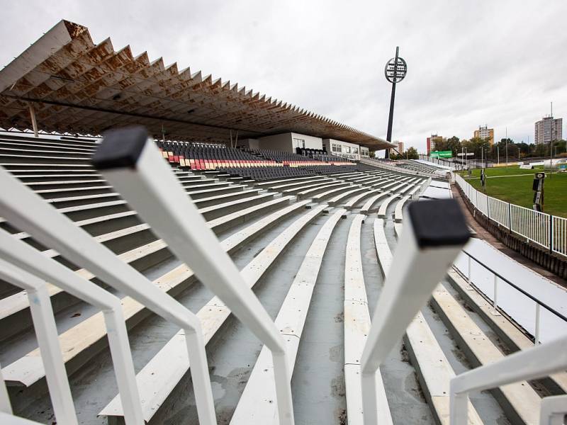 Rekonstruovaná východní tribuna královéhradeckého fotbalového stadionu.