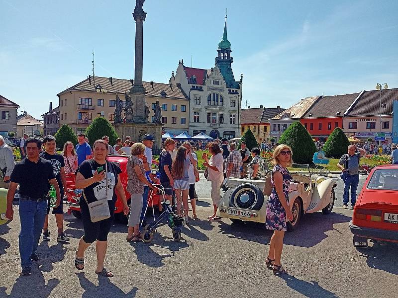 Veterán rallye uspořádal místní Klub přátel historických vozidel po 26. a krásnými samohyby se kochaly stovky lidí.