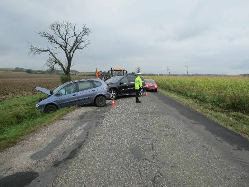 Čelní střet skončil naštěstí jen jedním lehkým zraněním.