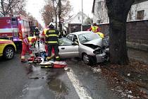 V Pouchovské ulici zemřel po nárazu auta do stromu člověk.