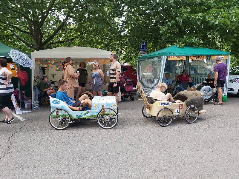 V Hradci Králové se konal závod šlapacích autíček