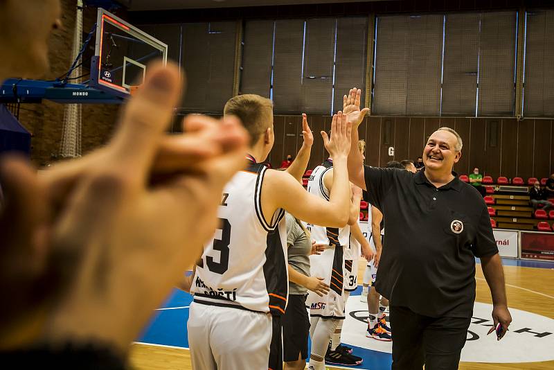 Hradec Králové (v bílém) vs. Pardubice 92:90. Královští sokoli mohli ihned po skončení duelu o bronz slavit.