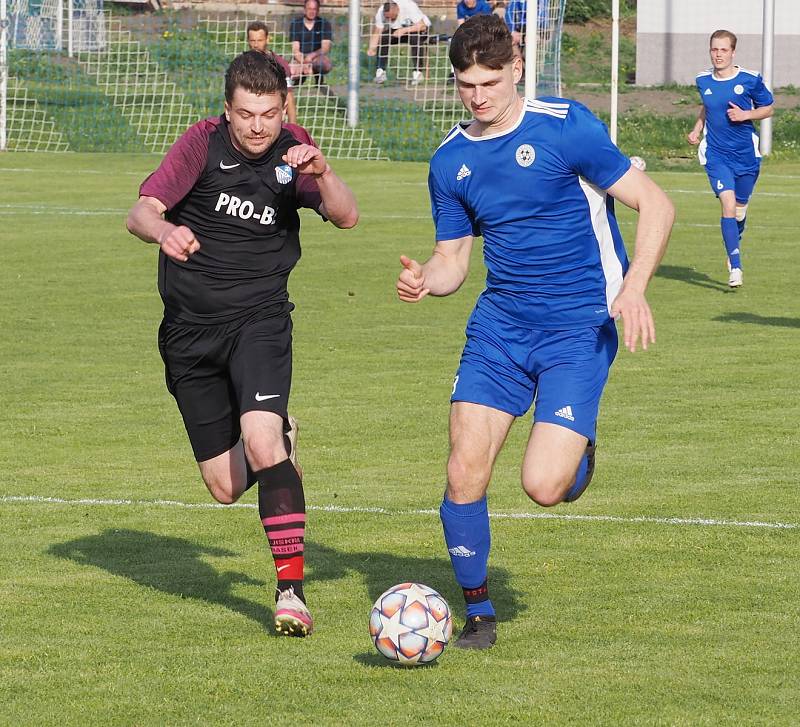 ŠLÁGR PŘEBORU. Fotbalisté Dohalic (v modrém) si dojeli pro cenné tři body do Prasku, kde po boji zvítězili 4:2. Foto: Lubomír Douděra