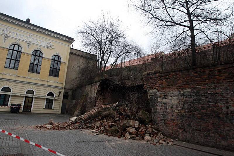 Krátce před sobotním polednem došlo k sesuvu části městské hradby v centru Hradce Králové u Adalbertina na třídě ČSA. 