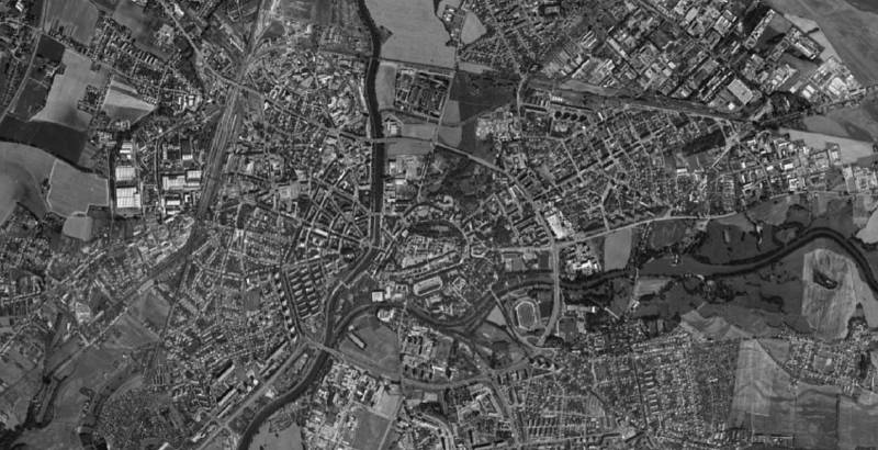 Letecké snímky centra Hradce Králové a okolí. Centrum města v roce 1989.