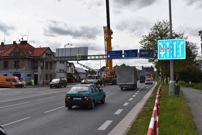 Poškozený dopravní portál museli dělníci odstranit. Za pomoci těžké techniky se jim to zhruba za hodinu povedlo.