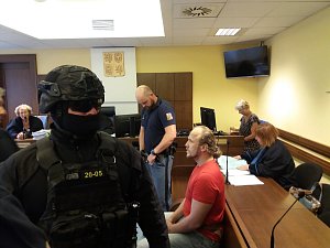 Nezvykle přísná bezpečnostní opatření provázejí jednání Krajského soudu v Hradci Králové s mužem, který je obžalovaný z pěstování a prodeje marihuany.