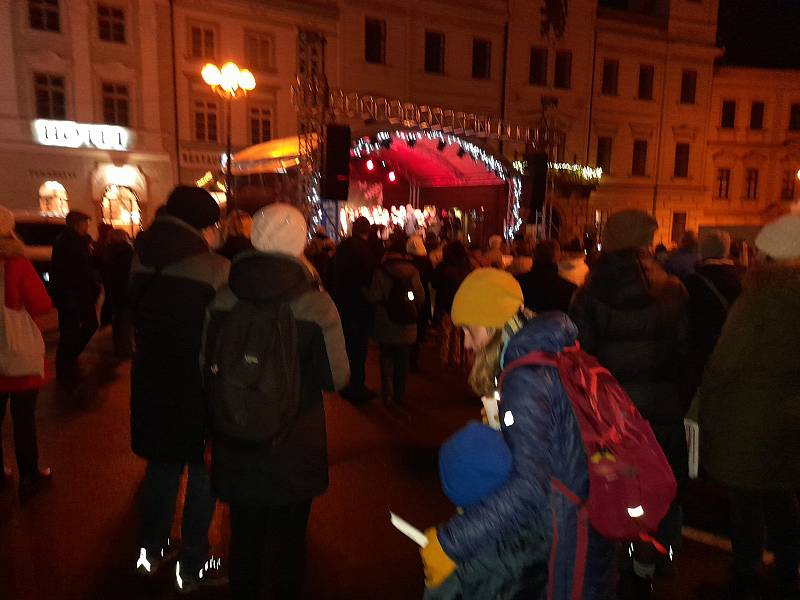 Na Velkém náměstí si lidé zazpívali se Smíšeným pěveckým sborem Smetana pod vedením Jana Jiráčka.