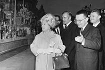 Výstava Ideal Home v Londýně v roce 1970, na betlém se přišla podívat i královna Alžběta.