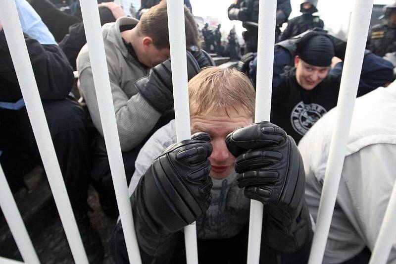 Na pravidelném cvičení se včera na stadionu v Hradci Králové sešlo osmdesát policistů pěti územních odborů Královéhradeckého kraje.  Pořádková policie tak nacvičovala, jak předejít rizikům, se kterými se čas od času setkává. 