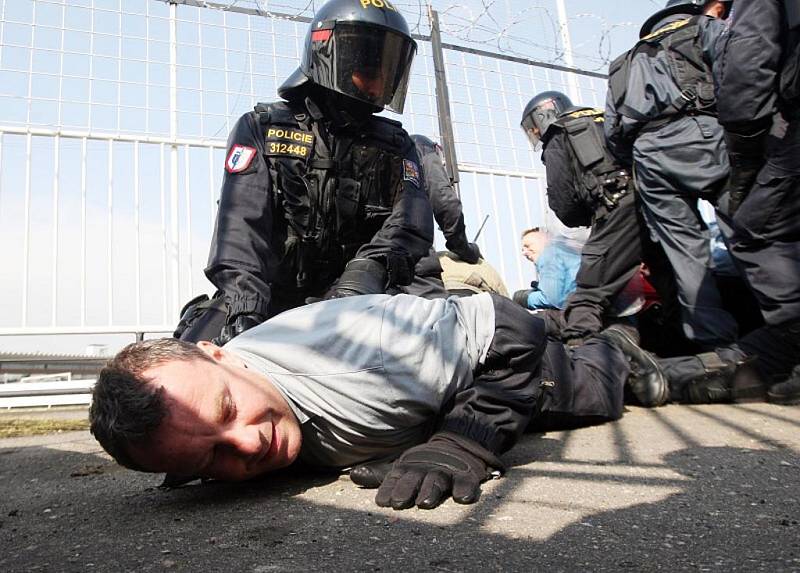 Na pravidelném cvičení se včera na stadionu v Hradci Králové sešlo osmdesát policistů pěti územních odborů Královéhradeckého kraje.  Pořádková policie tak nacvičovala, jak předejít rizikům, se kterými se čas od času setkává. 