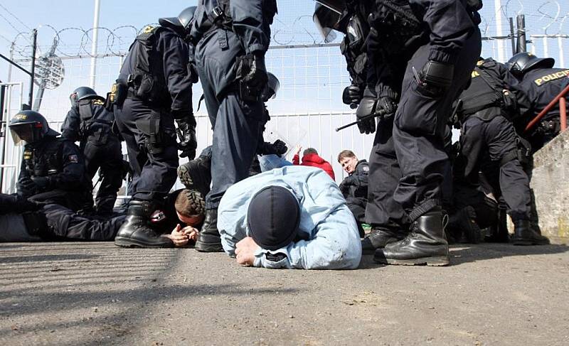 Na pravidelném cvičení se včera na stadionu v Hradci Králové sešlo osmdesát policistů pěti územních odborů Královéhradeckého kraje.  Pořádková policie tak nacvičovala, jak předejít rizikům, se kterými se čas od času setkává. 