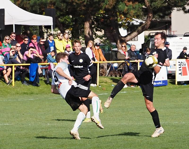 Televizní duel I. A třídy Stěžery (v tmavém) vs. Kunčice 1:5.