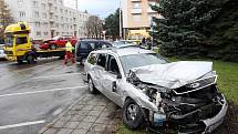 Deset automobilů bylo poničeno na parkovišti při střetu autobusu s dodávkou (11. listopadu 2010). Nehoda se stala nedaleko hotelu Alessandria v Hradci Králové.