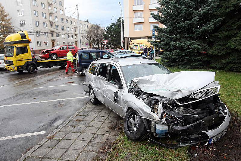 Deset automobilů bylo poničeno na parkovišti při střetu autobusu s dodávkou (11. listopadu 2010). Nehoda se stala nedaleko hotelu Alessandria v Hradci Králové.